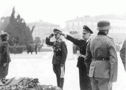 Κατάθεση στεφάνου στο Μνημείο του Αγνώστου Στρατιώτου, στην πλατεία Συντάγματος. Αριστερά ο στρατιωτικός διοικητής της Νοτίου Ελλάδος Στρατηγός Χέλμουτ Φέλμυ και δεξιά ο πληρεξούσιος του Ράιχ στην Ελλάδα Γκύντερ 'Αλτενμπουργκ.