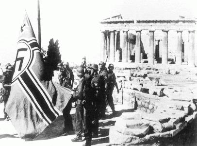 Γερμανοί στρατιώτες υψώνουν τη σημαία με τη σβάστικα στον Ιερό Βράχο της Ακροπόλεως.