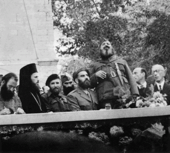 Στιγμιότυπο από την απελευθέρωση των Ιωαννίνων. Ο Ναπολέων Ζέρβας, αρχηγός του ΕΔΕΣ, μεταξύ των συμπολεμιστών του.