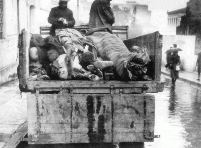 Αποκομιδή νεκρών από πείνα στην Αθήνα κατά τον τραγικό χειμώνα του 1941-1942.