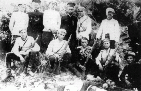 Βούλγαροι ιερείς και στρατιώτες φωτογραφίζονται εμπρός από πτώματα εκτελεσθέντων Ελλήνων