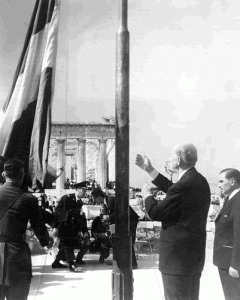 Η έπαρση της Γαλανόλευκης στον Ιερό Βράχο της Ακροπόλεως από τον Πρωθυπουργό Γεώργιο Παπανδρέου.