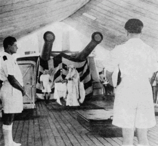 Θεία Λειτουργία στο κατάστρωμα του θρυλικού θωρηκτού ΑΒΕΡΩΦ που τελεί ο στρατιωτικός ιερεύς Διονύσιος Παπανικολόπουλος.