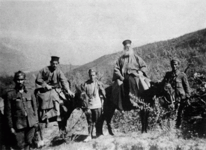 Πορεία προς το Μέτωπο. Ο Μητροπολίτης Καρυστίας Παντελεήμων, ο διάκονος Παντελεήμων Καρανικόλας και Έλληνες στρατιώτες.