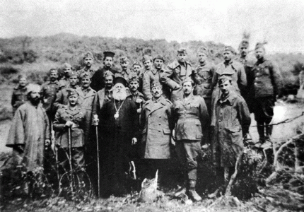 Κοσσίνα Πρεμετής. Ο Καρυστίας Παντελεήμων, ο στρατιωτικός ιερεύς π. Τιμόθεος Χαλόφτης, ο διάκονος Παντελεήμων Καρανικόλας με αξιωματικούς και στρατιώτες.