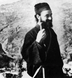 Ο στρατιωτικός ιερεύς Βαρνάβας Τζωρτζάτος στο Μέτωπο.