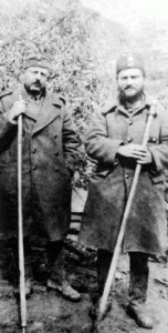 Ο στρατιωτικός ιερεύς Αρχιμ. Χρυσόστομος Δεληγιαννόπουλος με Έλληνα αξιωματικό στον πόλεμο.