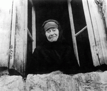 Γιατί; (φωτ. Βούλα Παπαϊωάννου, Φωτογραφικό αρχείο Μουσείου Μπενάκη).