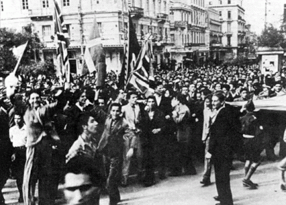 Στιγμιότυπο από την ενθουσιώδη διαδήλωση του λαού των Αθηνών, το πρωί της 28ης Οκτωβρίου 1940, όταν πληροφορήθηκε την απόρριψη του ιταλικού τελεσιγράφου.