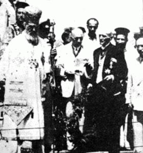 Τρισάγιο στον υγρό τάφο της «Έλλης» από τον Αρχιεπίσκοπο Δαμασκηνό.